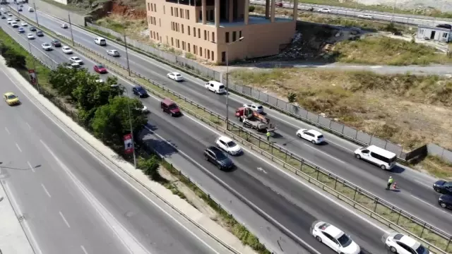 Pendik'te kaçan kurbanlık dana trafiği birbirine kattı