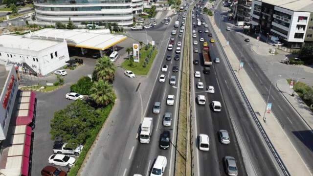 Pendik'te kaçan kurbanlık dana trafiği birbirine kattı Pendik'te kaçan kurbanlık dana trafiği birbirine kattı