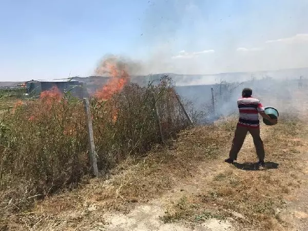 Plastikleri yakmak isterken, yangın çıkardı