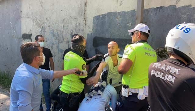 Polisin silahını almaya çalışan şahıs etkisiz hale getirildi Polisin silahını almaya çalışan şahıs etkisiz hale getirildi