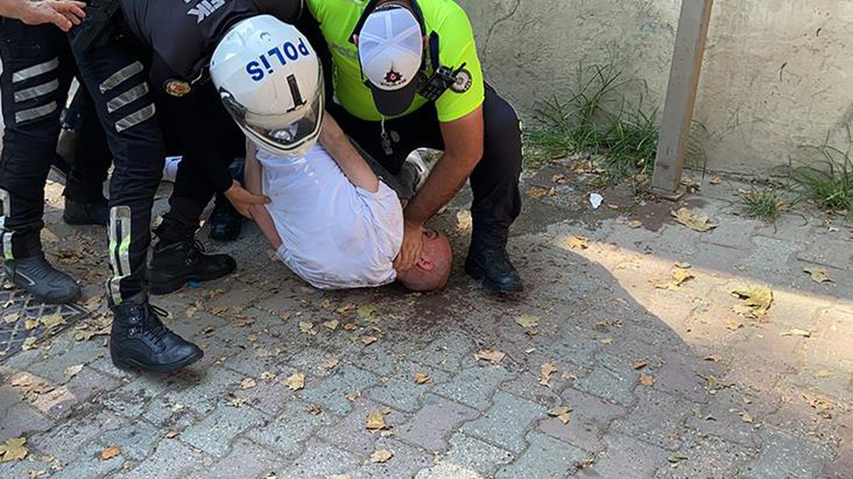 Annesiyle tartışıp ortalığı birbirine kattı! Polisin silahını almaya çalışan şahsı zor zapt ettiler