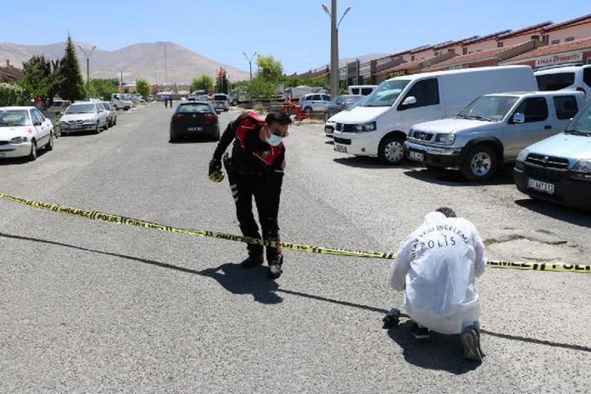 Pompalı tüfekle ateş açtığı iş yerindekilerin tabancayla karşılık vermesi sonucu öldürüldü