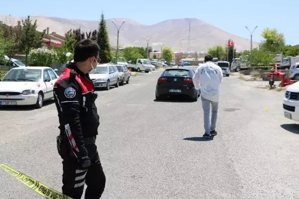 Pompalı tüfekle ateş açtığı iş yerindekilerin tabancayla karşılık vermesi sonucu öldürüldü Pompalı tüfekle ateş açtığı iş yerindekilerin tabancayla karşılık vermesi sonucu öldürüldü