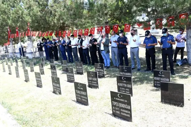 Son dakika haber | Protokol üyelerinden şehitliğe bayram ziyareti Son dakika haber | Protokol üyelerinden şehitliğe bayram ziyareti