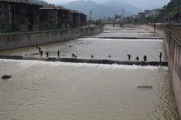 RİZE'DE SELDE KAYBOLAN 2 KİŞİ ARANIYOR