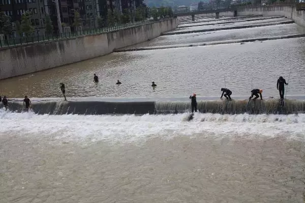 RİZE'DE SELDE KAYBOLAN 2 KİŞİ ARANIYOR