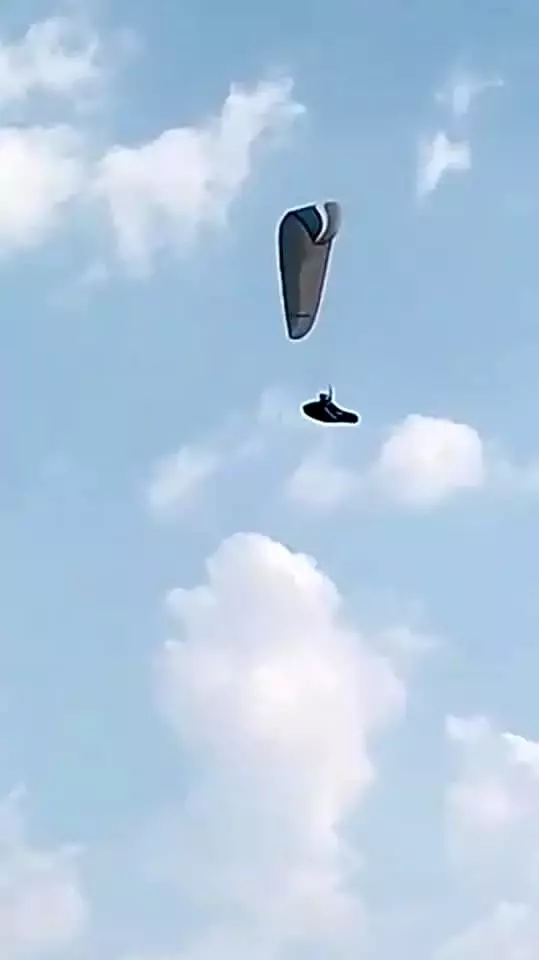 Son dakika... Rüzgara kapılan yamaç paraşütçüsü Selendi'ye acil iniş yaptı