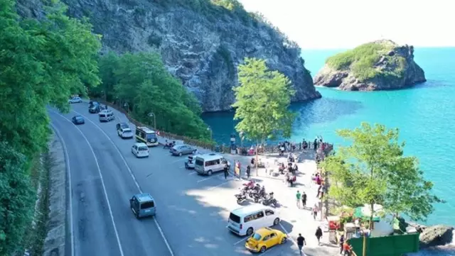 'Sakin şehir' ünvanlı Perşembe'ye turist akını: Sahiller doldu taştı, nüfus 5'e katlandı 'Sakin şehir' ünvanlı Perşembe'ye turist akını: Sahiller doldu taştı, nüfus 5'e katlandı