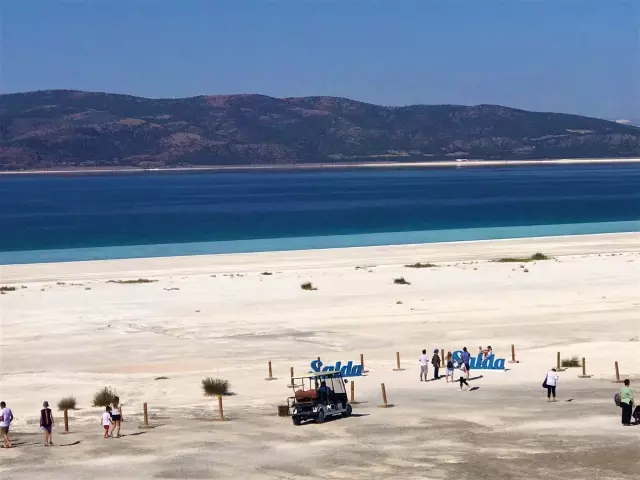 Tatilciler bayram arifesinde Salda Gölü'ne ilgi gösterdi