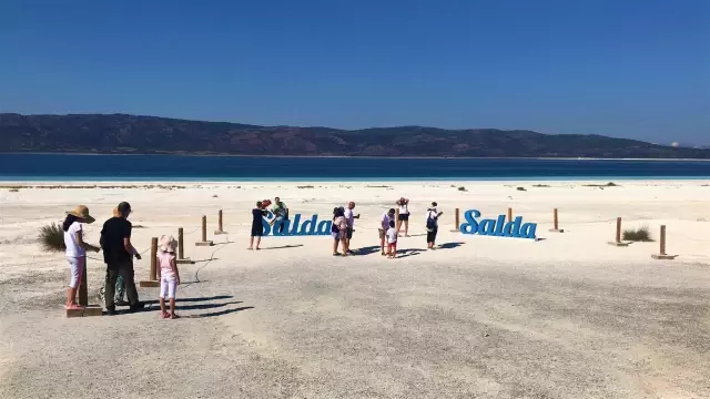 Tatilciler bayram arifesinde Salda Gölü'ne ilgi gösterdi