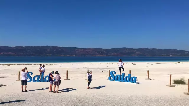 Tatilciler bayram arifesinde Salda Gölü'ne ilgi gösterdi