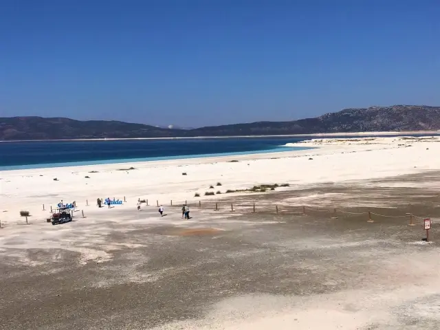 Tatilciler bayram arifesinde Salda Gölü'ne ilgi gösterdi