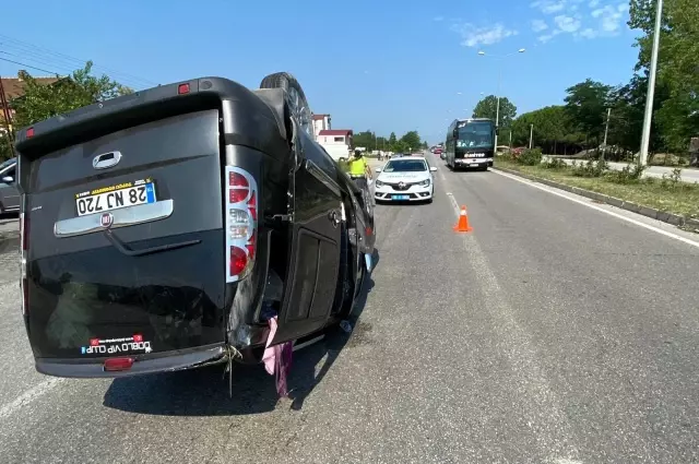Samsun'da hafif ticari araç takla attı: 3 yaralı