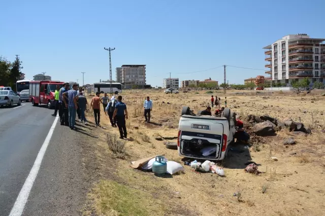 ŞANLIURFA - Hafif ticari araç şarampole devrildi: 8 yaralı