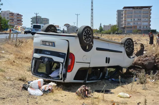 ŞANLIURFA - Hafif ticari araç şarampole devrildi: 8 yaralı