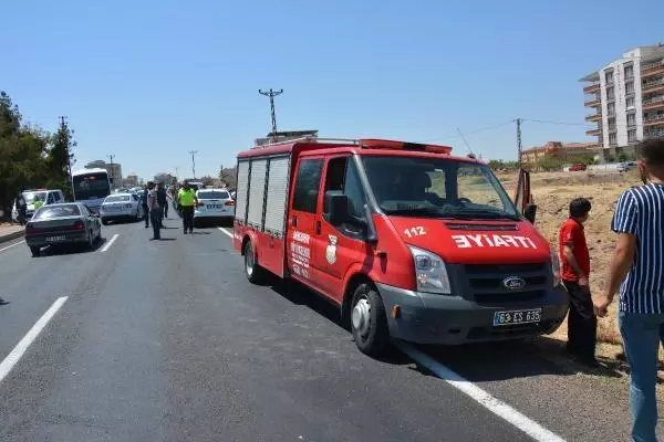 ŞANLIURFA'DA HAFİF TİCARİ ARAÇ, ŞARAMPOLE DEVRİLDİ: 8 YARALI