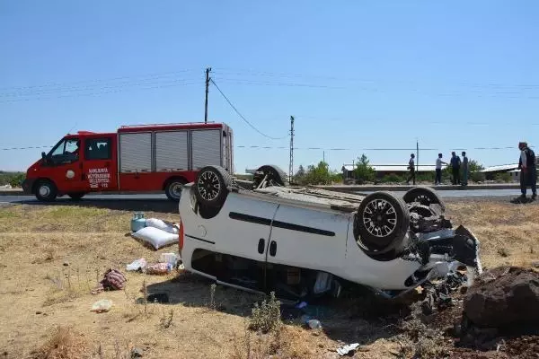 ŞANLIURFA'DA HAFİF TİCARİ ARAÇ, ŞARAMPOLE DEVRİLDİ: 8 YARALI
