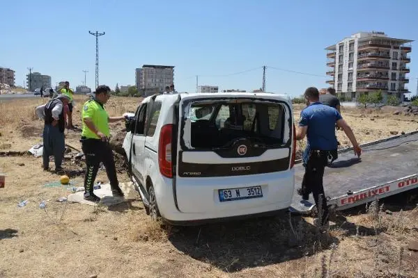 ŞANLIURFA'DA HAFİF TİCARİ ARAÇ, ŞARAMPOLE DEVRİLDİ: 8 YARALI