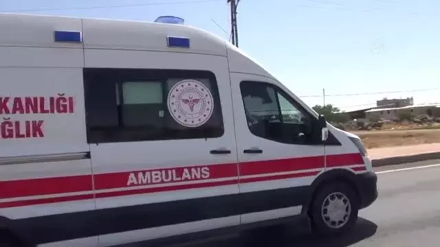 ŞANLIURFA - Hafif ticari araç şarampole devrildi: 8 yaralı