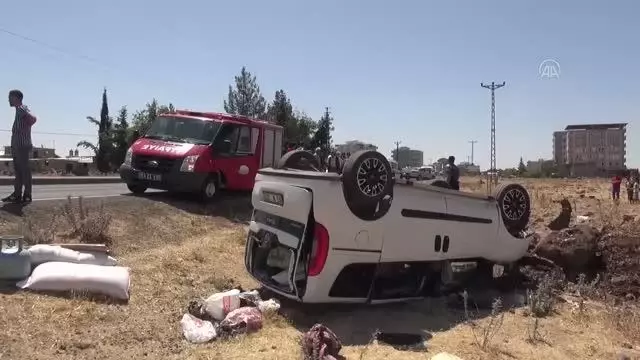 ŞANLIURFA - Hafif ticari araç şarampole devrildi: 8 yaralı