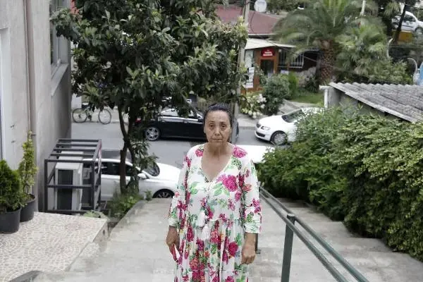 Uzun süredir sözlü tacizine maruz kaldığı adam tarafından sokak ortasında yerlerde sürüklendi Uzun süredir sözlü tacizine maruz kaldığı adam tarafından sokak ortasında yerlerde sürüklendi
