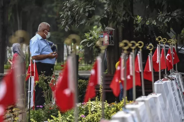 Son dakika haberi! Şehit aileleri Edirnekapı Şehitliği'nde şehitlerin kabirlerini ziyaret etti Son dakika haberi! Şehit aileleri Edirnekapı Şehitliği'nde şehitlerin kabirlerini ziyaret etti