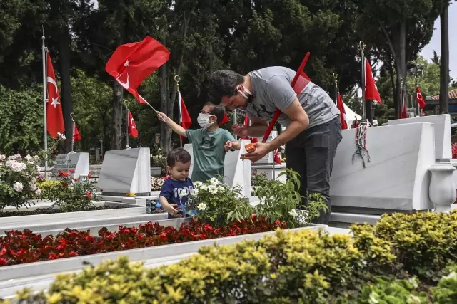 Son dakika haberi! Şehit aileleri Edirnekapı Şehitliği'nde şehitlerin kabirlerini ziyaret etti