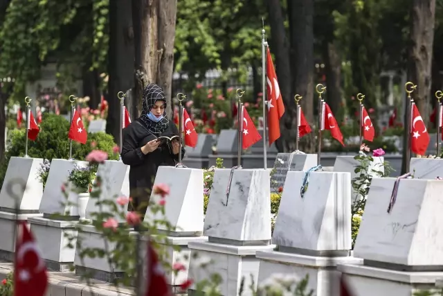 Son dakika haberi! Şehit aileleri Edirnekapı Şehitliği'nde şehitlerin kabirlerini ziyaret etti