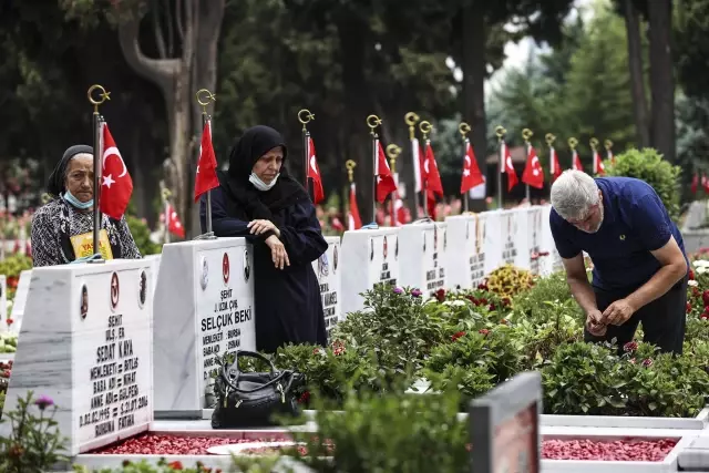 Son dakika haberi! Şehit aileleri Edirnekapı Şehitliği'nde şehitlerin kabirlerini ziyaret etti