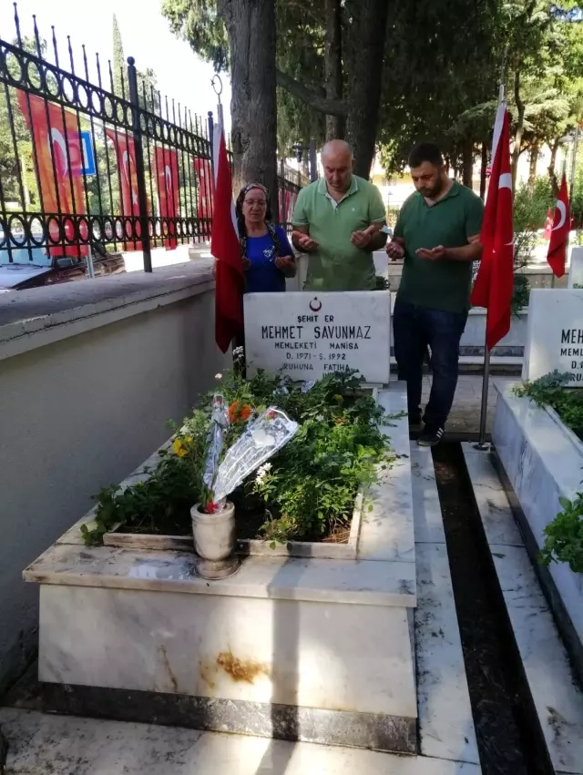 Şehit yakınları şehitliklere koştu