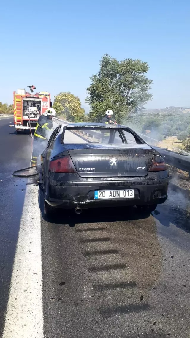 Denizli'den yola çıkan araç seyir halindeyken çıkan yangında küle döndü