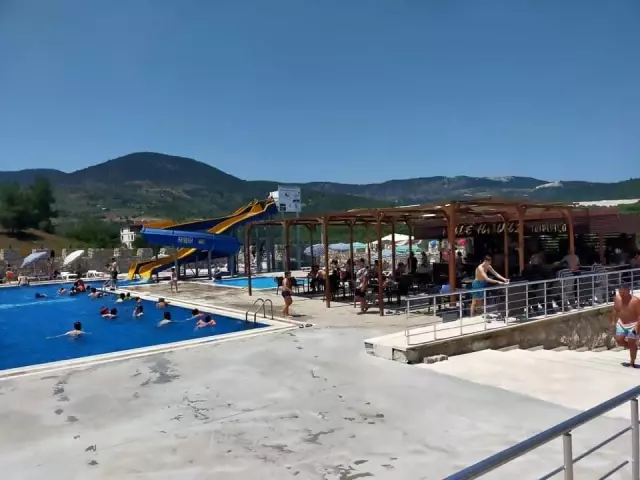 Sıcaktan bunalan Bilecikliler havuza akın etti