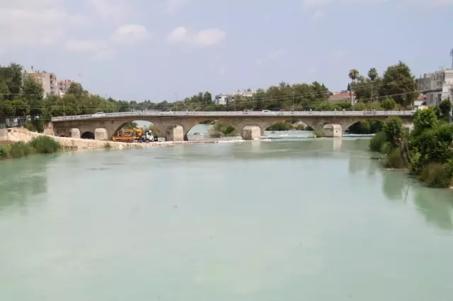 Silifke'de tarihi Taş Köprü bakım ve onarım nedeniyle trafiğe kapatılıyor Silifke'de tarihi Taş Köprü bakım ve onarım nedeniyle trafiğe kapatılıyor