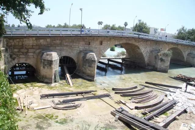 Silifke'de tarihi Taş Köprü bakım ve onarım nedeniyle trafiğe kapatılıyor