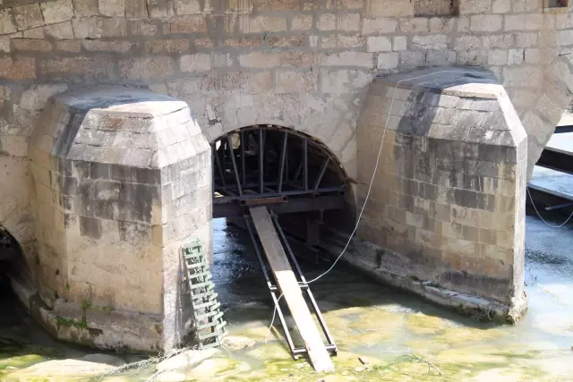 Silifke'de tarihi Taş Köprü bakım ve onarım nedeniyle trafiğe kapatılıyor