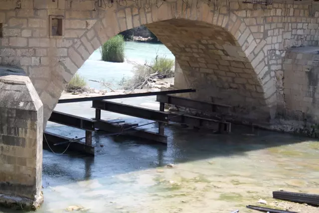 Silifke'de tarihi Taş Köprü bakım ve onarım nedeniyle trafiğe kapatılıyor