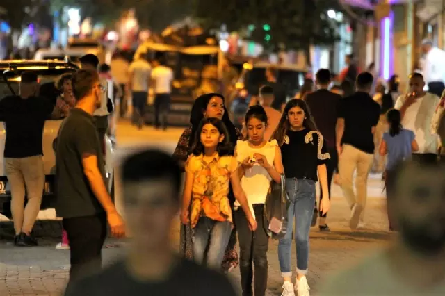 Kısıtlamasız bayramda alışveriş esnafın yüzünü güldürdü