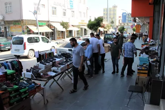 Kısıtlamasız bayramda alışveriş esnafın yüzünü güldürdü