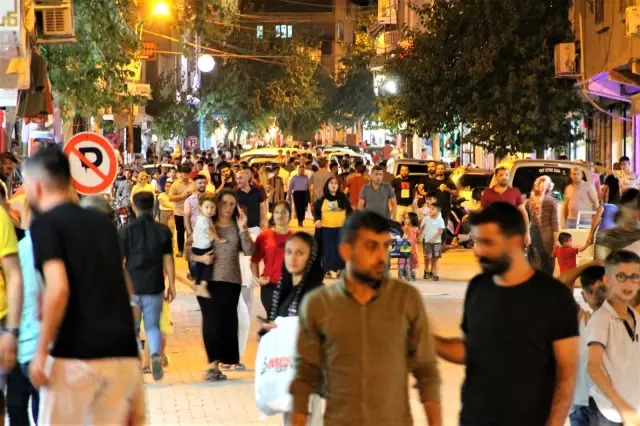 Kısıtlamasız bayramda alışveriş esnafın yüzünü güldürdü