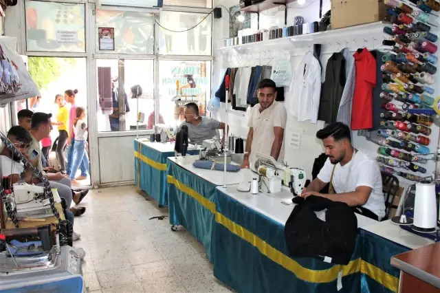 Kısıtlamasız bayramda alışveriş esnafın yüzünü güldürdü