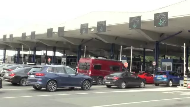 SIRBİSTAN - Gurbetçiler sıla yolunda Sırbistan'dan sorunsuz geçiyor SIRBİSTAN - Gurbetçiler sıla yolunda Sırbistan'dan sorunsuz geçiyor