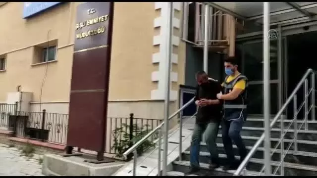 Şişli'de aracına bindiği turistlerden hırsızlık yaptığı öne sürülen taksi şoförü yakalandı Şişli'de aracına bindiği turistlerden hırsızlık yaptığı öne sürülen taksi şoförü yakalandı