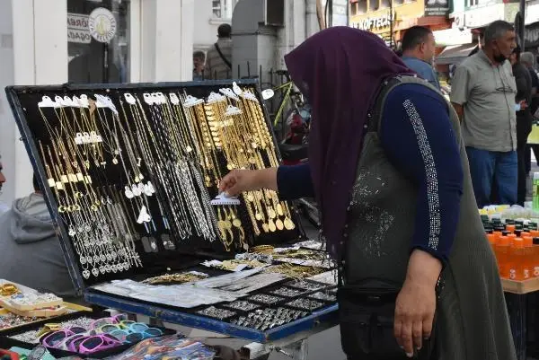SİVAS'TA 38 DERECE SICAKTA BAYRAM ALIŞVERİŞİ YOĞUNLUĞU
