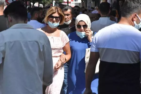 SİVAS'TA 38 DERECE SICAKTA BAYRAM ALIŞVERİŞİ YOĞUNLUĞU