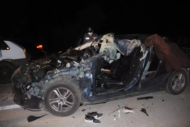 Son dakika... Otomobil kamyonete çarptı: 1 ölü, 2 yaralı