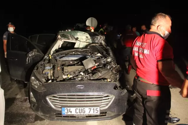 Son dakika... Otomobil kamyonete çarptı: 1 ölü, 2 yaralı