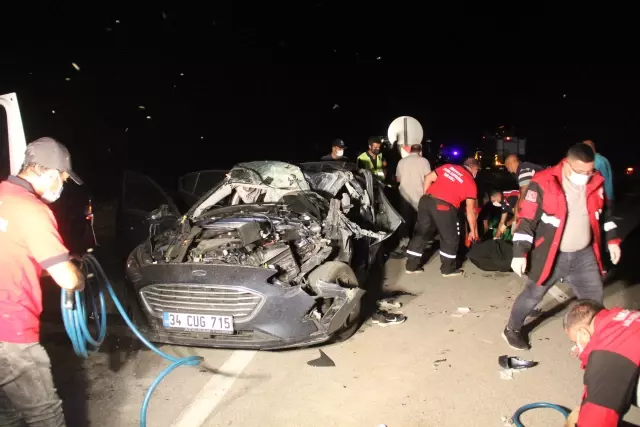 Son dakika... Otomobil kamyonete çarptı: 1 ölü, 2 yaralı