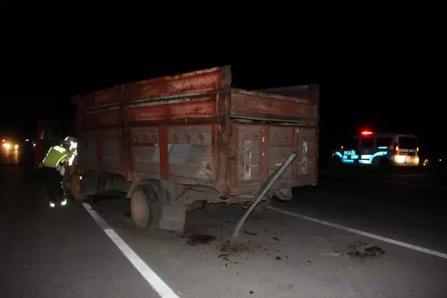 Son dakika... Otomobil kamyonete çarptı: 1 ölü, 2 yaralı