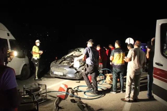 Sivas'ta trafik kazası: 1 ölü, 2 yaralı Sivas'ta trafik kazası: 1 ölü, 2 yaralı