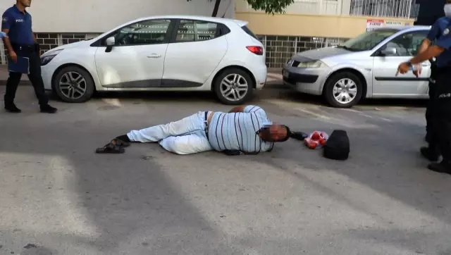 Sokakta ihtiyaç giderirken yakalandı, kelepçelenince kemanının derdine düştü